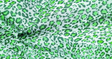 İpek kumaş, yeşil salata, beyaz arka planda bulanık çiçekler, çiçek tasarımı, doku arka planı, desen, kartpostal,