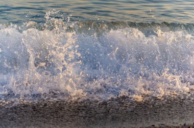 Yüzeyin sığ derinliği, hafif rüzgar, dalgalar, yerel zayıf kıyı rüzgarları gün boyunca denizden karaya ve gece karadan esiyor.