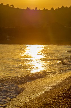 Yüzeyin sığ derinliği, hafif rüzgar, dalgalar, yerel zayıf kıyı rüzgarları gün boyunca denizden karaya ve gece karadan esiyor.