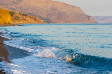 Yüzeyin sığ derinliği, hafif rüzgar, dalgalar, yerel zayıf kıyı rüzgarları gün boyunca denizden karaya ve gece karadan esiyor.