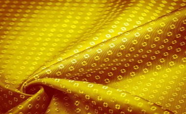 Sarı altından yapılmış ipek kumaş, küçük kare desenler, eşkenar dörtgenler. Tasarımında zenginlik ve lüks. Arkaplan dokusu, dekoratif süs