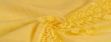 Bahar sarısı ipek ve dantel pelerinler. Gösterişli, zarif kehribar ipeği ya da lüks saten soyut bir arkaplan olarak kullanılabilir. Arkaplan dokusu, kartpostal şablonu