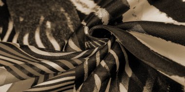 İpek kumaş, warisne ve beyaz çizgiler, Afrika teması, kumaş üzerindeki baskı, neşeli desen projeyi süsleyecek. Özgürlük temasının ikilemi, hayallerin gerçekliği. Desen deseni