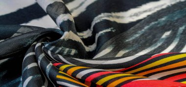 İpek kumaş, siyah-kırmızı ve beyaz çizgiler, Afrika teması, kumaş üzerindeki baskı, neşeli desen projeyi süsleyecek. Özgürlük temasının ikilemi, hayallerin gerçekliği. Desen deseni