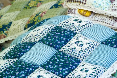 Doku arka planı, desen. Bir yığın halinde bir masaya yığılmış farklı kumaşlar