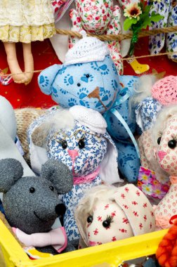 Bit pazarı, el sanatları. El yapımı bez bebekler. Bez bebek bir çocuk oyuncağıdır. Bu bir kumaş figürü, geleneksel olarak ev yapımı bir oyuncak bebek (ve içi boş malzeme artıklarıyla doldurulmuş).