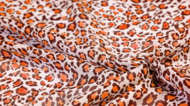 İpek kumaş, kırmızı renk, beyaz arka planda bulanık çiçekler, çiçek tasarımı, doku arka planı, desen, kartpostal,