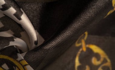 İpek kumaş tarçın bej sarısı, Picturesque, geometrik, çiçekli ve diğer elementlerin kombinasyonuyla grafik dekorasyonu. Arkaplan dokusu, dekoratif süs