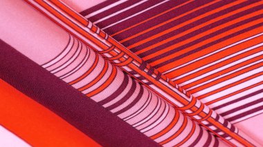 İpek kumaş, geometrik kesişim çizgileri, farklı tonlarda kırmızı ve beyaz desenler, geometrik desen, projeleriniz için ayarlandı, doku, arkaplan, desen