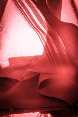 Kırmızı çizgili ipek kumaş. Yakut rengi ile soyut ipek tonlar. Kumaşta eski model. Arkaplan dokusu, dekoratif süs