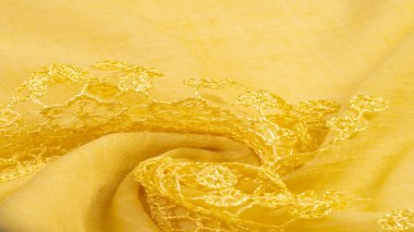 Bahar sarısı ipek ve dantel pelerinler. Gösterişli, zarif kehribar ipeği ya da lüks saten soyut bir arkaplan olarak kullanılabilir. Arkaplan dokusu, kartpostal şablonu