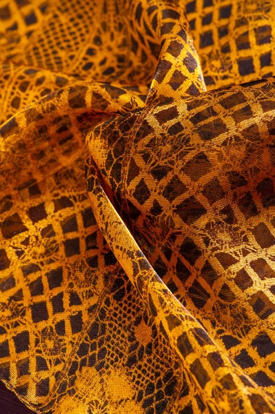 Tekstil malzemesinden kahverengi arka plan. dantel kumaş. Doğal kehribar dokusu. Doku, arkaplan, desen.