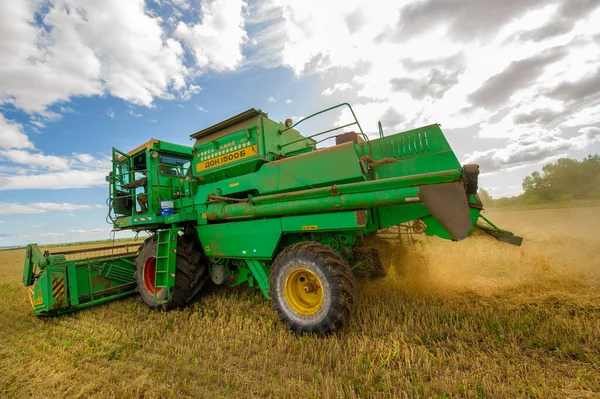 Güzel tarım sahnesinde hasat makinesi