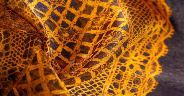 Tekstil malzemesinden kahverengi arka plan. dantel kumaş. Doğal kehribar dokusu. Doku, arkaplan, desen.
