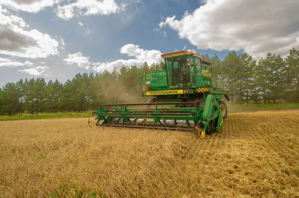 Güzel tarım sahnesinde hasat makinesi