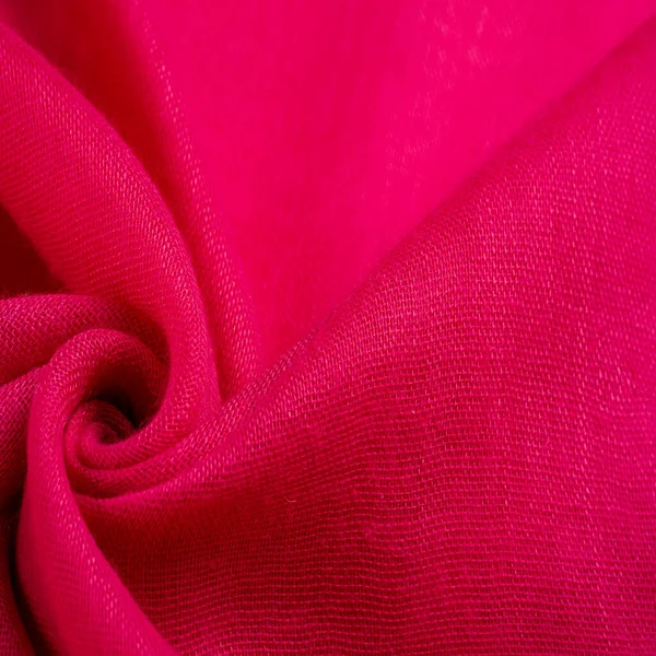 Kırmızılı ipek kumaş. İnce taneli Grunge yüzey dokusu, kızaran saten doku, yakut bir kumaş, ipek panorama, güzel yumuşak doğal bulanık desenli.