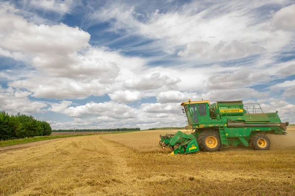 Harvesting Machine Beautiful Agricultural Scene — Stock Photo, Image