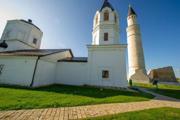 Kościół Wniebowzięcia Najświętszej Maryi Panny Znajduje Się Bliskim Sąsiedztwie Muzułmańskich — Zdjęcie stockowe