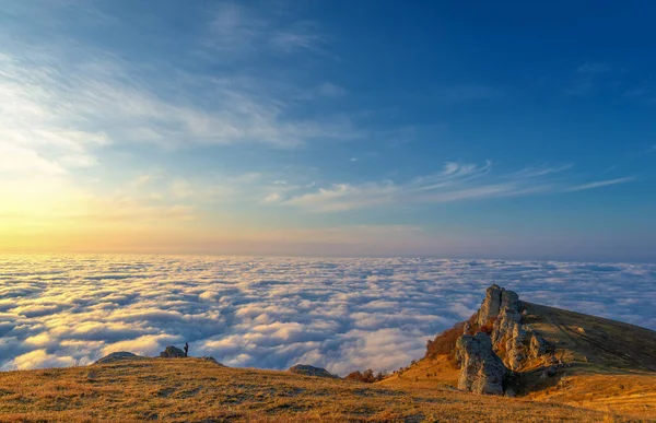 Kırım yarımadasının sonbahar fotoğrafları. Bulutların üstündeki dağlarda. Kayın, çam, boynuz, Demerdji dağlarındaki orman.