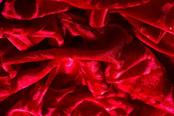 Kadife, kırmızı renk kumaş. Bu muhteşem kadife kumaşın kadife gibi bir yığını var. Panne şekerlemesi titreşim ve doku ekler! Sırtı örülmüş ve şık bir tasarım için harika.