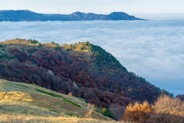 Fotos Otoñales Península Crimea Alto Las Montañas Sobre Las Nubes —  Fotos de Stock