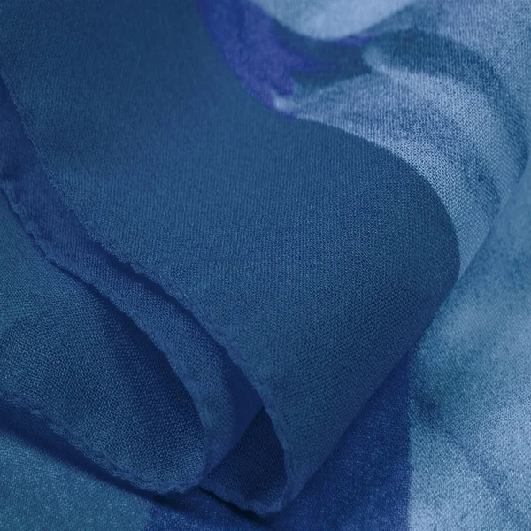 İpek kumaş, mavi ve beyaz çiçekli kadın eşarbı. Muhteşem tasarım çekici arkaplan görüntülerine dayanır. Desen arkaplan, desen, kartpostal