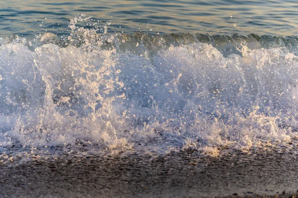 Yüzeyin sığ derinliği, hafif rüzgar, dalgalar, yerel zayıf kıyı rüzgarları gün boyunca denizden karaya ve gece karadan esiyor.