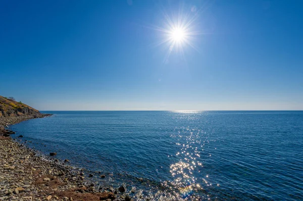 Yüzeyin sığ derinliği, hafif rüzgar, dalgalar, yerel zayıf kıyı rüzgarları gün boyunca denizden karaya ve gece karadan esiyor.