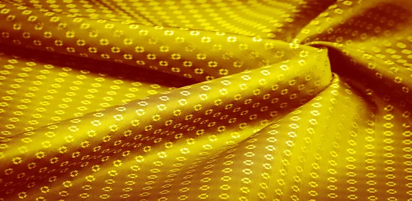 Sarı altından yapılmış ipek kumaş, küçük kare desenler, eşkenar dörtgenler. Tasarımında zenginlik ve lüks. Arkaplan dokusu, dekoratif süs