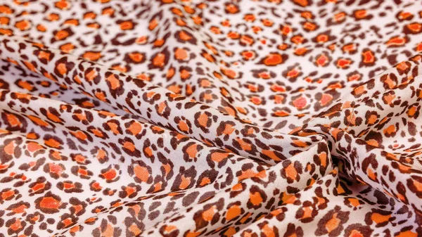 İpek kumaş, kırmızı renk, beyaz arka planda bulanık çiçekler, çiçek tasarımı, doku arka planı, desen, kartpostal,