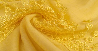 Bahar sarısı ipek ve dantel pelerinler. Gösterişli, zarif kehribar ipeği ya da lüks saten soyut bir arkaplan olarak kullanılabilir. Arkaplan dokusu, kartpostal şablonu