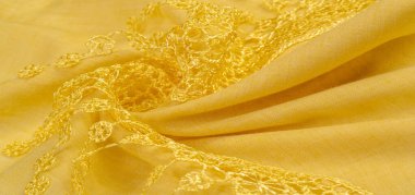 Bahar sarısı ipek ve dantel pelerinler. Gösterişli, zarif kehribar ipeği ya da lüks saten soyut bir arkaplan olarak kullanılabilir. Arkaplan dokusu, kartpostal şablonu