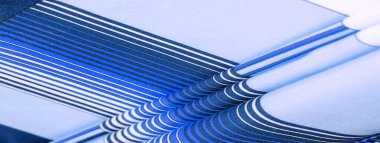 İpek kumaş, geometrik kesişim çizgileri, farklı tonlarda düz çizgilerin mavi ve beyaz deseni, geometrik desen, projeleriniz için ayarlandı, doku