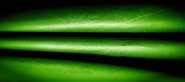 Yeşil ipek kumaş. İnce taneli Grunge yüzey dokusu, yeşil saten doku, zümrüt kumaş, ipek panorama, güzel, yumuşak doğal bulanık desenli.