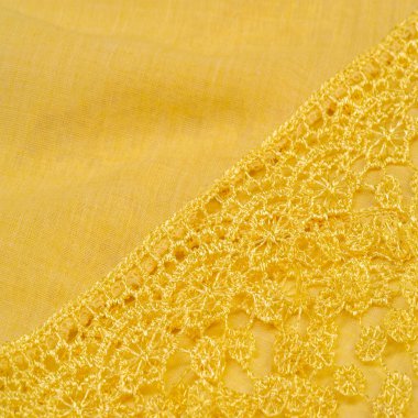 Bahar sarısı ipek ve dantel pelerinler. Gösterişli, zarif kehribar ipeği ya da lüks saten soyut bir arkaplan olarak kullanılabilir. Arkaplan dokusu, kartpostal şablonu