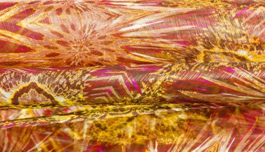 Kumaş kırmızı ve bordo. Bu ince ipek ipliklerden oluşan bir koleksiyon. Renkler arasında siyah, sarı, pembe ve bordo yer alıyor. Arkaplan dokusu deseni