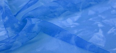 Mavi ipek kumaş, gök mavisi ipekten soyut bir arkaplan. Kumaşlı kumaş. Uzayı kopyala Tasarım elemanı. Sevgililer Günü. Doku deseni, süs, arkaplan