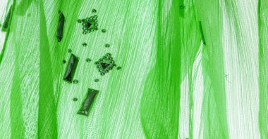 Arkaplan tasarımı dokusu, ipek desen, yeşil kumaş ve dekoratif işlemeli taşlar.