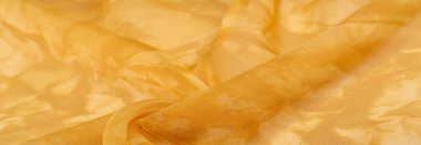 Sarı ipek kumaş, soyut kehribar ipek arka plan. Kumaşlı kumaş. Uzayı kopyala Tasarım elemanı. Sevgililer Günü. Doku deseni, süs, arkaplan