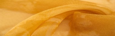 Sarı ipek kumaş, soyut kehribar ipek arka plan. Kumaşlı kumaş. Uzayı kopyala Tasarım elemanı. Sevgililer Günü. Doku deseni, süs, arkaplan