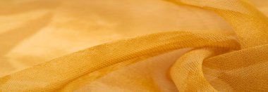 Sarı ipek kumaş, soyut kehribar ipek arka plan. Kumaşlı kumaş. Uzayı kopyala Tasarım elemanı. Sevgililer Günü. Doku deseni, süs, arkaplan