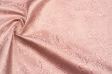 Sütlü ipek kahve kumaşı. Gri arka planda çiçekli ve çapraz desenli çizgilerin canlı bir karışımı. Doku, arkaplan,