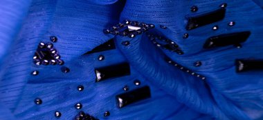 İpek desenli, mavi kumaşlı, süslemeli taşlı. parlak renkli taşlarla dokuma arkaplanı, doku arkaplan tasarımı