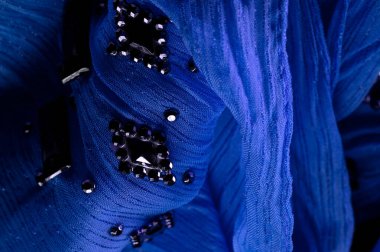 İpek desenli, mavi kumaşlı, süslemeli taşlı. parlak renkli taşlarla dokuma arkaplanı, doku arkaplan tasarımı