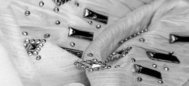 Arkaplan tasarımı dokusu, ipek desen, dekoratif taşlarla kaplı beyaz kumaş.