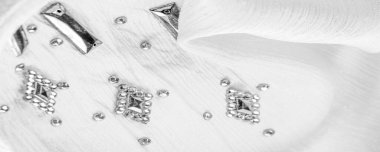 İpek desenli, beyaz kumaşlı, dekoratif yüzlü taşlar. parlak renkli taşlarla dokuma arkaplanı, doku arkaplan tasarımı