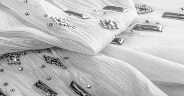 İpek desenli, beyaz kumaşlı, dekoratif yüzlü taşlar. parlak renkli taşlarla dokuma arkaplanı, doku arkaplan tasarımı