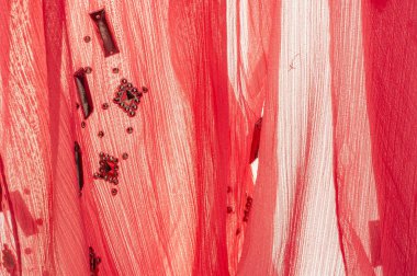 Arkaplan tasarımı dokusu, ipek desen, pembe kumaş ve dekoratif işlemeli taşlar.