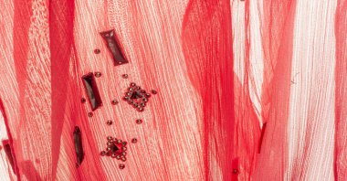 Arkaplan tasarımı dokusu, ipek desen, pembe kumaş ve dekoratif işlemeli taşlar.