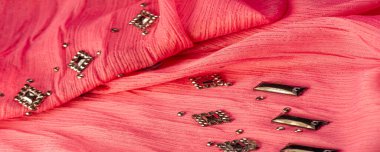 Arkaplan tasarımı dokusu, ipek desen, pembe kumaş ve dekoratif işlemeli taşlar.